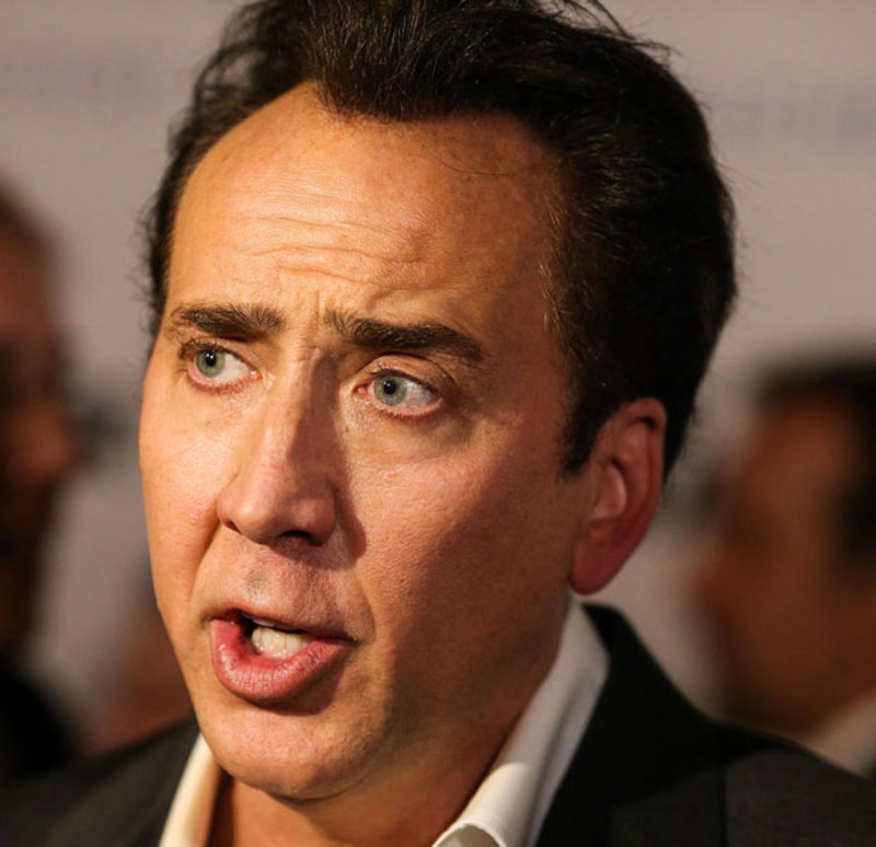 فيديو معجبة تتسبب في تشابك بالأيدي بين نيكولاس كيدج ومغني روك شهير!